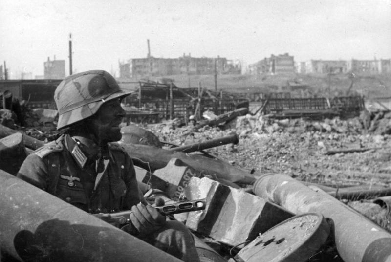A German soldier in the ruins of the city of Stalingrad. October, 1942. Copyright: Bundesarchiv, Bild 116-168-618 / CC-BY-SA 3.0. Source: Wikipedia