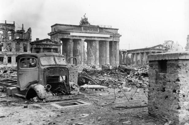 The Brandenburg Gate in Berlin after the battle, 1945. Author: Bundesarchiv, B 145 Bild-P054320 / Weinrother, Carl / CC-BY-SA 3.0