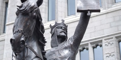 Equestrian statue of Robert holding the declaration of Arbroath