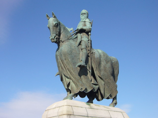 Statue of Robert the Bruce on his war horse, wearing armour and holding an axe